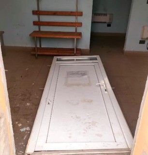 Vandali in azione sul campo della Veloces a Vercelli: abbattuta la porta degli spogliatoi