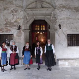Le donne in abito tradizionale alla chiesa San Marco