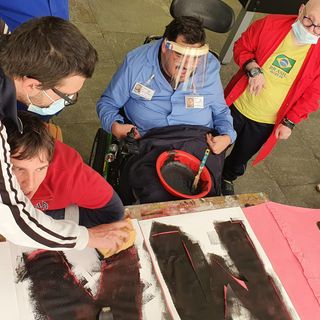 &quot;Forsa Matai!&quot;, striscione dei ragazzi del CDD di Varallo per il Giro d'Italia