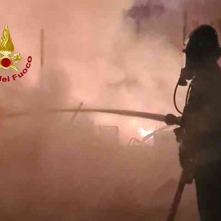 Albano, fiamme nell'ex cartiera