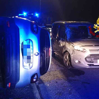 Scontro tra tre auto, una finisce sul fianco