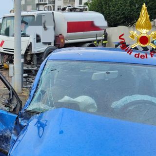 Vercelli, scontro tra due mezzi: persona estratta dall'auto