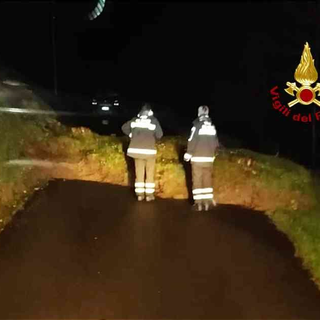 Frana sulla strada per Camasco, al lavoro i Vigili del Fuoco