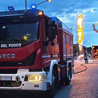 Vercelli, perdita di gas dal serbatoio di un camion: intervento dei Vigili del Fuoco in via Montebello