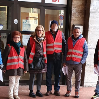 Valdilana, volantinaggio e protesta della Cgil/Spi: “Per la mancanza del medico di base”