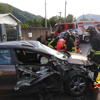 Serravalle, scontro tra un furgoncino e un'auto