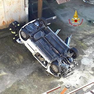 Varallo: auto esce di strada e fa un volo di 6 metri