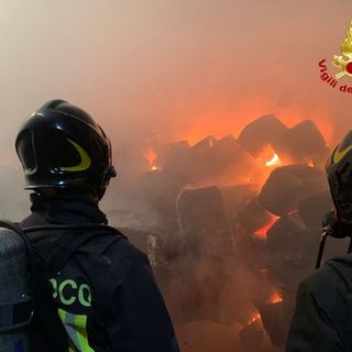 Valdilana, bruciano cento balle di tessuto. Il fumo visibile a grande distanza (servizio di Mattia Baù per newsbiella.it)