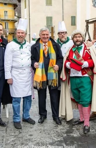 Varallo, Paniccia in piazza San Carlo con Marcantonio Carlavé e gli ex Marcantoni