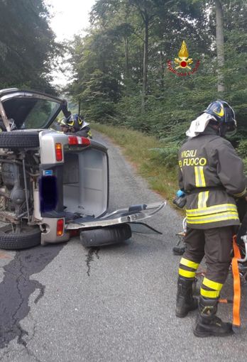 Auto si ribalta a Varallo, estratti due anziani rimasti feriti