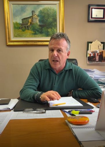 Serravalle Sesia, Carnevale nel vivo: sfilata dei bambini, fagiolata e rogo di “Mugiun VIII” in Piazza Libertà