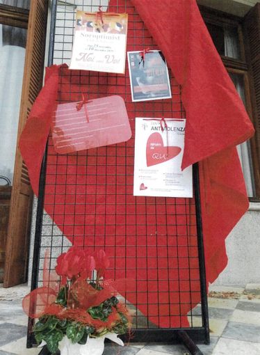 Il cdrappo rosso esposto esposto davanti alla sede dell'Unione Montana