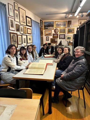 Varallo, la 4ª del Liceo Classico in Biblioteca: dai servizi al pubblico agli incunaboli e all’Encyclopédie Varallo, la 4ª del Liceo Classico in Biblioteca: dai servizi al pubblico agli incunaboli e all’Encyclopédie