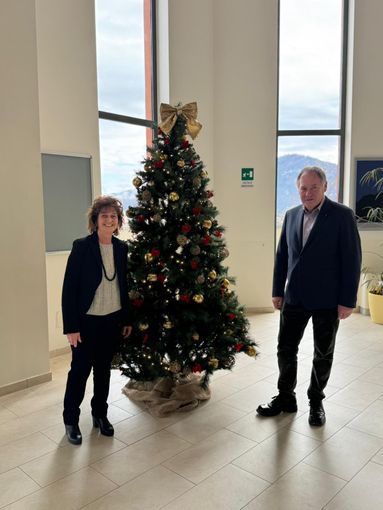 Borgosesia, acceso l’albero di Natale nell’atrio dell’ospedale: un gesto simbolico che unisce comunità e cura