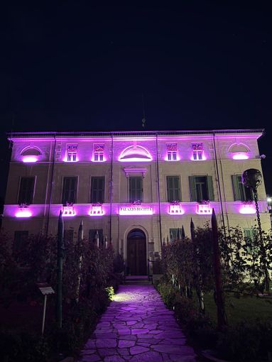 Gattinara illumina di rosa il Municipio per la prevenzione del tumore al seno