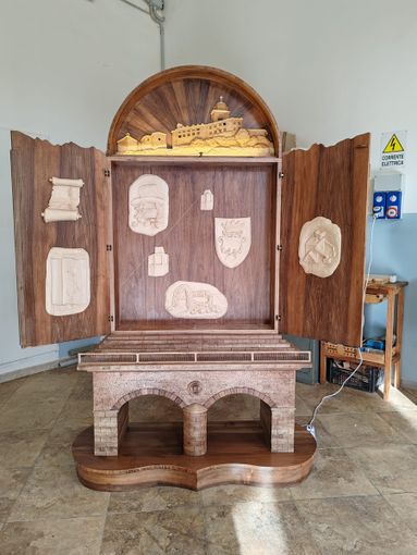 Varallo, gli studenti della Scuola Barolo presentano il manufatto in legno dedicato ai mille anni della città