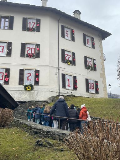 Scopello: Le 24 finestre dell'asilo diventano calendario dell'avvento