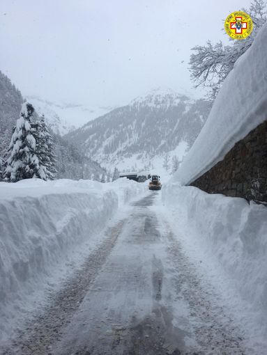Un metro di neve in Val Sermenza e Carcoforo isolato: beni distribuiti e soccorsa anche una donna