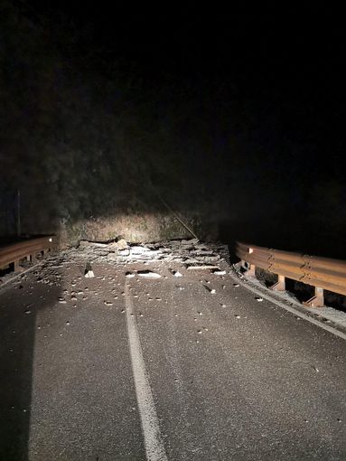 Dopo la frana a Rimasco strada riaperto a senso unico alternato