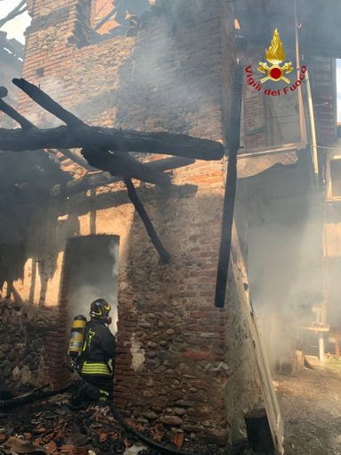 Gattinara: A fuoco una casa nel centro storico, Vigili del Fuoco intervengono Gattinara: A fuoco una casa nel centro storico, Vigili del Fuoco intervengono