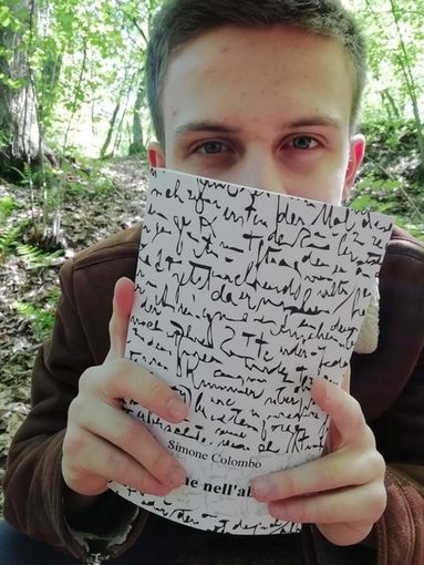 A 18 anni scrive il primo romanzo ed è già in libreria. Intervista a Simone Colombo A 18 anni scrive il primo romanzo ed è già in libreria. Intervista a Simone Colombo