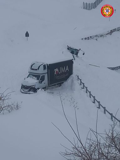Dal nord ovest: Valanga travolge automezzi. Intervento del Soccorso Alpino Dal nord ovest: Valanga travolge automezzi. Intervento del Soccorso Alpino