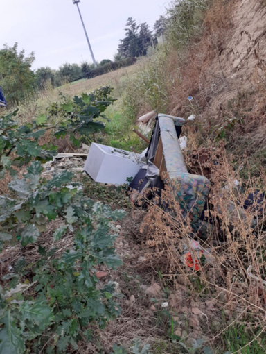 Rifiuti ai lati delle strade