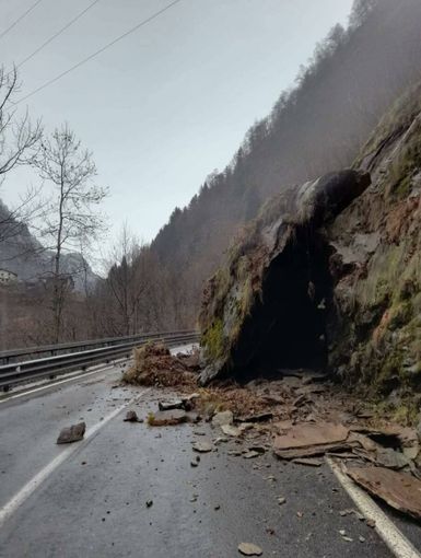 Frana sulla provinciale della Valsermenza Frana sulla provinciale della Valsermenza