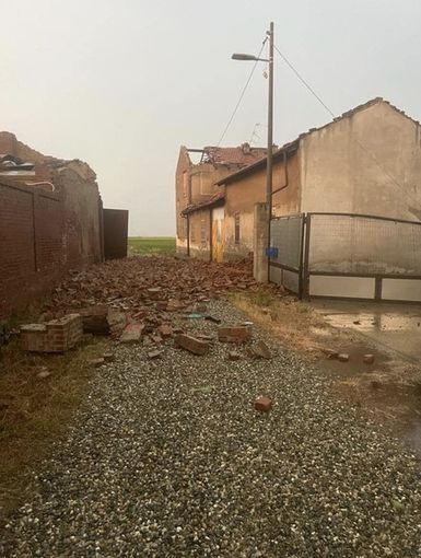 Tromba d'aria a Ronsecco, grandine a Borgosesia, danni a Borgo d'Ale, Cigliano, Crescentino, Costanzana, Livorno Tromba d'aria a Ronsecco, grandine a Borgosesia, danni a Borgo d'Ale, Cigliano, Crescentino, Costanzana, Livorno