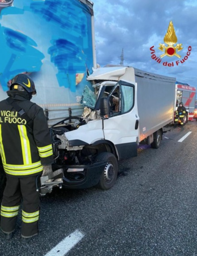 Incidente tra mezzi pesanti sulla Torino - Milano Incidente tra mezzi pesanti sulla Torino - Milano