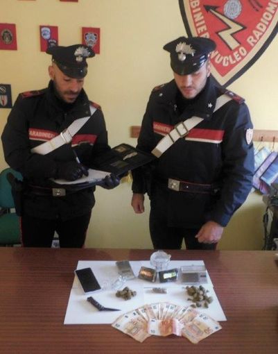 Droga e bilancini in casa di un 21enne. Arrestato dai Carabinieri Droga e bilancini in casa di un 21enne. Arrestato dai Carabinieri