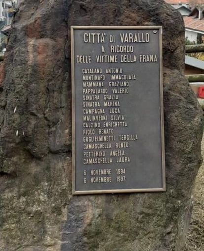La lapide che ricorda le vittime della frana del Levante La lapide che ricorda le vittime della frana del Levante