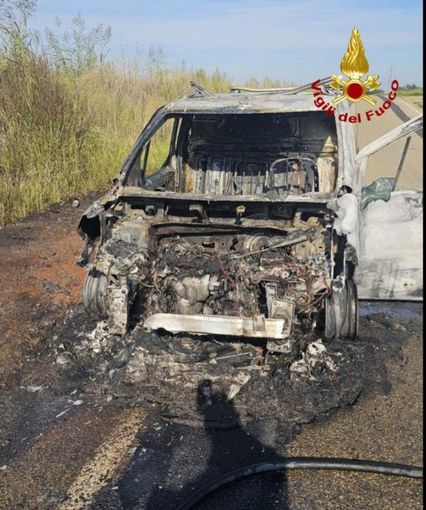 Villarboit, furgone in fiamme sulla SP58: intervengono i Vigili del Fuoco