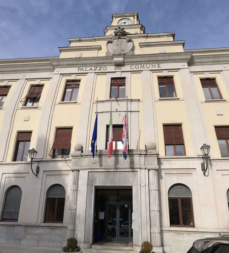 Borgosesia, bandiere a mezz'asta per le vittime Covid Borgosesia, bandiere a mezz'asta per le vittime Covid