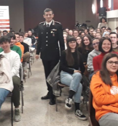 Cyberbullismo e social, i carabinieri di Borgosesia incontrano gli studenti
