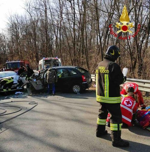 Terribile incidente a Ghemme tra due auto Terribile incidente a Ghemme tra due auto