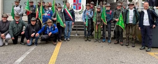 Valdilana accoglie gli Alpini della "Valsesiana" in marcia verso l’Adunata di Biella (foto dalla pagina Facebook di Comune di Valdilana) Valdilana accoglie gli Alpini della "Valsesiana" in marcia verso l’Adunata di Biella (foto dalla pagina Facebook di Comune di Valdilana)
