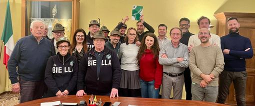 Gli alpini di Brusnengo e Curino accolti in consiglio comunale Gli alpini di Brusnengo e Curino accolti in consiglio comunale