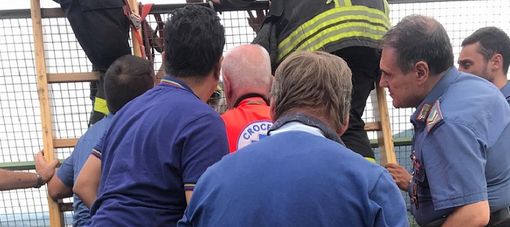 Vuole gettarsi dal ponte della Pistolesa e rimane in bilico a 150 metri di altezza. Salvata una donna biellese