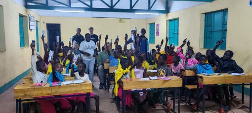 Dal Lancia di Borgosesia alle notti dei Samburu: torce ricaricabili donate alla scuola serale nella savana - FOTO