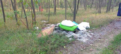 Valsesia, abbandono rifiuti nei boschi: il Comitato SalvAmbiente segnala diverse aree e annuncia la Giornata Ecologica del 22 novembre