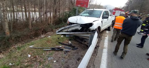Borgosesia: Autocarro perde il controllo ed esce di strada