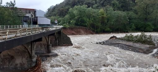 Maltempo, a Crevacuore si contano i danni dopo il crollo del ponte. Sindaco: “Indispensabile riaprire strada”
