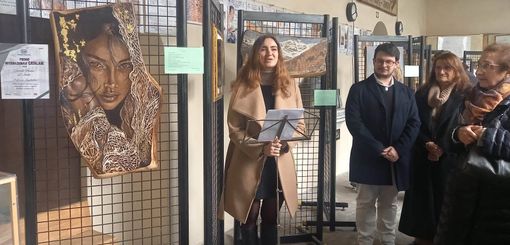 Varallo, inaugurata la mostra di pirografia di Stefania Tagliabue: “Emozioni tra il fuoco e i colori” in Biblioteca