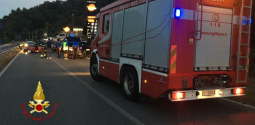 Scontro a Serravalle: un ferito incastrato tra le lamiere