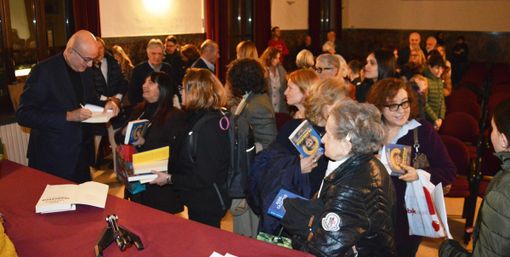 Aldo Cazzullo torna a Borgosesia: alle Medie Marconi l’incontro con gli studenti e i ricordi degli anni Settanta - FOTO
