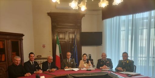 Truffe agli anziani, Vercelli avvia una nuova campagna di prevenzione: firmato il protocollo in Prefettura