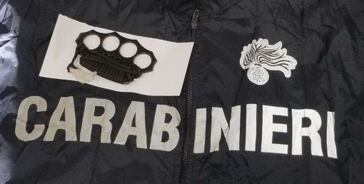 Vercelli, girava con un tirapugni in tasca: denunciato un 60enne Vercelli, girava con un tirapugni in tasca: denunciato un 60enne