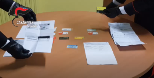Contratti telefonici e smarthphone comprati con carte di credito di ignari cittadini, sgominata banda nel Torinese Contratti telefonici e smarthphone comprati con carte di credito di ignari cittadini, sgominata banda nel Torinese
