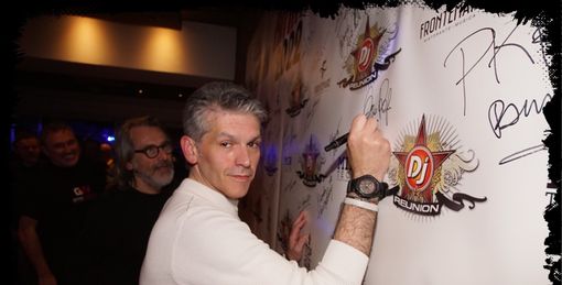 Foto: Filippo regis firma il wall della &quot;Dj Reunion di Rimini&quot; marzo 2022,dietro Max Monti (Gam Gam) e Maurizio Nari di Nari&amp;Milani